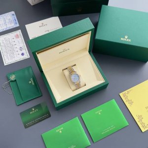 劳力士日志型31Mm腕表 10颗方钻的璀璨宣言 在腕间方寸，劳力士以31Mm的精致尺寸，为女性打造出优雅与奢华的双重盛宴。11颗方钻环绕表圈，每一颗都如时光的璀