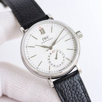 Iwc万国首推 柏涛菲诺系列 Iw359201 指针式日历功能，最受欢迎的简洁，优雅，大气的正装风范手表！6字位表盘为最新日历盘！ 表壳 39毫米的表壳与正品一