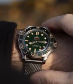 欧米茄海马系列钛金属+青铜金绿色 欧米茄海马系列再添革新杰作！全新210.90.42.20.10 1腕表以42毫米钛金属表壳诠释深海无畏精神，轻盈强韧的钛金属材