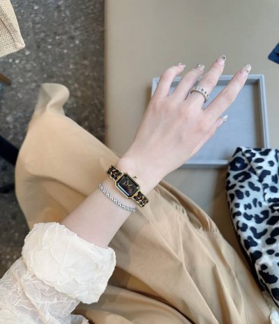 姐妹们 戴来戴去 还是方糖香啊！ 中古款的黑金方糖 这枚成色也太棒了 中古表鼻祖就是鼻祖 上手气质立马Up#古董表 #中古表 #宝藏中古店 #手表推荐 #女士手