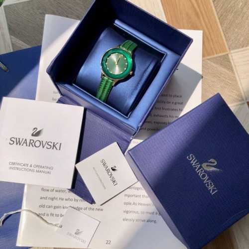 专柜最新款！Swarovski施华洛世奇Octea Nova系列石英腕表，表盘颜色青春靓丽，蜥蜴纹的意大利小牛皮表带，与太阳纹表盘颜色交相呼应，灵动跃然而出，展