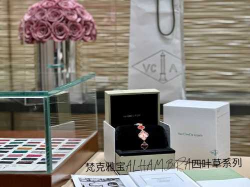 批2080。2023钟表与奇迹最新款 梵克雅宝四叶草Sweet Alhambra腕表新作 vca全新新款！红玉髓！ 梵家的红色是永不过时的色调 手链18K亚金材