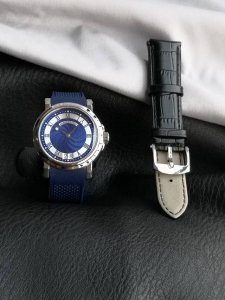 Hg限量推荐 宝玑航海系列5817St Y2 5V8腕表 精钢表壳搭配黑色天然橡胶表带 折叠扣 蓝宝石水晶玻璃 蓝色表盘 搭载Cal.517Gg自动机械机芯 尺
