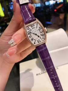 Franck Muller 法兰克穆勒 Fm 法穆兰 酒桶形女士石英腕表 316精钢cnc加工抛光表壳 底盖与表壳无缝拼接 底盖拉丝细腻 字体雕刻清晰 拱形镜面 Franck Muller 法兰克穆勒 Fm 法穆兰 酒桶形女士石英腕表 316精钢cnc加工抛光表壳 底盖与表壳无缝拼接 底盖拉丝细腻 字体雕刻清晰 拱形镜面