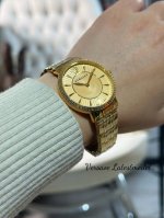 范思哲 Versace Greca Chic系列，以顶圈装饰的希腊回纹法郎图案，充分展现出范思哲时尚基因，水波纹与放射状纹路的盘面设计增添了神秘对光影效果，浮雕