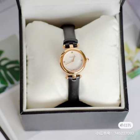 金壳 古驰小黑金表 原单品质、值得信赖 爆款古驰gucci、巴塞尔钟表展新宠，全新设计！字面：天然贝母面，机芯：瑞士石英，表带：进口牛皮 316精钢 ，尺寸：2 - 点击图像关闭