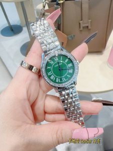 卡地亚女士腕表 进口石英机芯 直径 33Mm 三针石英腕表，头层小牛漆皮表带 蝴蝶扣钢带该款腕表备受女性喜爱，在不同的场合映耀着她们各自的独特个性与迷人风华