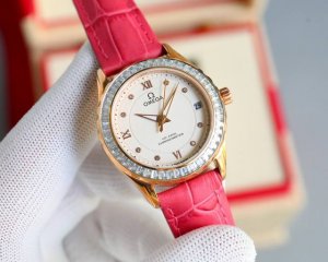 白 金玫 最新机械女款欧米茄 优雅美艺 养眼吸睛 壳体与表带采用316L精钢材质打造而成 全方位打磨 优雅锆石 华光流转 原装进口821A机芯 产品性能稳定 走