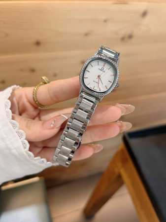 欧米伽经典款石英手表，进口石英机芯，精钢材质表带，双按蝴蝶按扣，方便佩戴，简洁大方，独家实拍 - 点击图像关闭