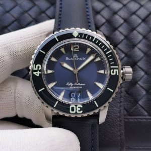 Hg新品，宝珀全新的Grande Date五十噚大日历5050腕表，全新的Grande Date五十噚大日历腕表的 表 壳 选择了实用的，并且更具阳刚气息的缎面