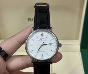 万国 柏涛菲诺 系列Iw356501， 男士自动机械腕表， 俗称万国红60，白色表盘，精钢材质， 功能:日期显示，表径:40Mm， 公价52650 现货单表好价