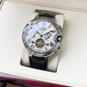 白壳 ，玫瑰金 。 全新风格 经典热卖 卡地亚-Cartier 男士腕表 全自动机械机芯 矿物强化玻璃 316L精钢表壳 真皮表带 时尚休闲 商务必备 尺寸:直