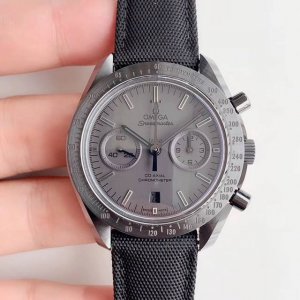 最新力作 完美出击 魔力诱惑 神秘魅力 月之暗面 续写传奇 延续Om自主研发自制9300机芯3点盘为 12小时 和 60分钟 累积计时盘，所有功能及外观均按照原