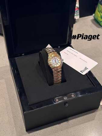 1990年伯爵 Piaget 由表坛珠宝大师发展成为珠宝巨擘，推出tanagra系列，缪斯女神piaget Tanagra伯爵贝母盘钻石刻度黄金表带款。伯爵的珠 - 点击图像关闭
