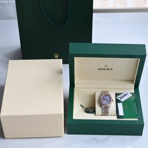 最新版本！劳力士rolex女款31尺寸日志型腕表！最新＂紫气东来＂定制款！搭载原装金瑞士sw220机芯，一芯难求！长期属于缺货状态！功能同步原装，日历瞬跳。表盘