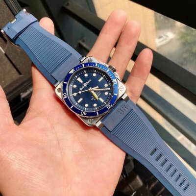 独家发售 Bell&Ross柏莱士来货。盛夏到来，又到了疯狂玩水的季节，就算可能你不爱玩水，但是夏天时不时的落雨天，也要求手表具备出色的防水性，总而言之，夏天，