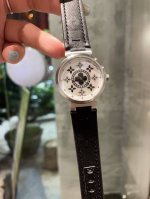 Lv超神之作，Lv Tambour Slim全系列陆续空降市场！致敬原厂 完成使命！ 三大超级亮点 腕表尺寸34Mm1.表盘的填油细腻，印刷立体，刻度镶嵌工整，