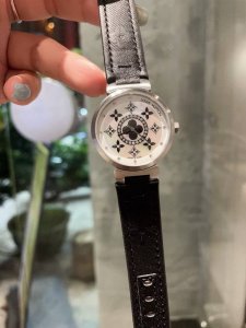 Lv超神之作，Lv Tambour Slim全系列陆续空降市场！致敬原厂 完成使命！ 三大超级亮点 腕表尺寸34Mm1.表盘的填油细腻，印刷立体，刻度镶嵌工整，
