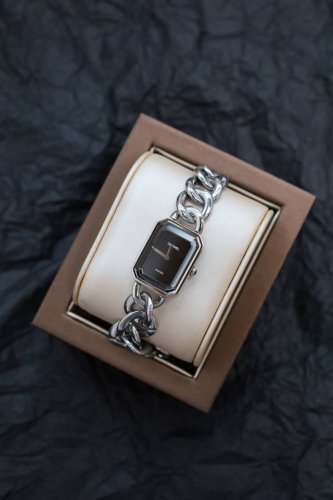 绝美颜值 香奈儿 高颜值与极简，尽显简约奢华之美！作为小香家族最具识别性的一款腕表，镜面像是一个祖母绿切割的透明宝石覆盖其上，犹如宝石一般的镜面设计，再搭配奢华