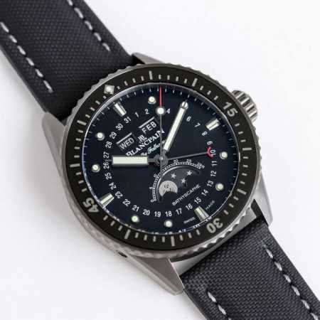 宝珀 五十寻 43.6Mm男表 Vc3 高科技缎面灰色陶瓷光泽亮丽、高硬度、不变色、不沾污、不易磨损。 表壳 牙圈对版，立体感强！永不退色，手感爽滑且不伤肌肤。 - 点击图像关闭