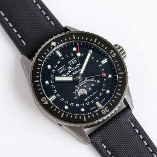 宝珀 五十寻 43.6Mm男表 Vc3 高科技缎面灰色陶瓷光泽亮丽、高硬度、不变色、不沾污、不易磨损。 表壳 牙圈对版，立体感强！永不退色，手感爽滑且不伤肌肤。