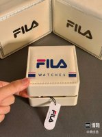 Fila斐乐 这块手表绝了呀！ 紫色很惊艳很亮眼 果冻表盘特别精致有设计 戴着蛮舒适透气的 尊滴很适合约会戴呀