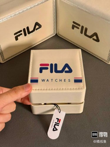 Fila斐乐 这块手表绝了呀！ 紫色很惊艳很亮眼 果冻表盘特别精致有设计 戴着蛮舒适透气的 尊滴很适合约会戴呀