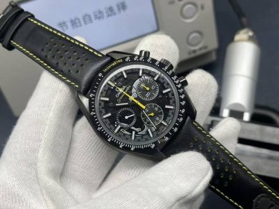 收藏级腕表登场！Om Factory 2025匠心巨献 欧米茄超霸月之暗面 阿波罗8号 复刻巅峰之作震撼来袭！表盘匠心复刻月球表面凹凸肌理，每一道纹理都诉说着太