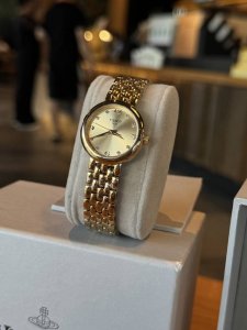 白 金 钻+30 天梭小可爱系列石英女表,该系列腕表绚丽夺目,以小巧华丽的女性化圆形表壳彰显华贵。表带可作为首饰宽松的进行佩戴,令您闪耀迷人光芒,该表诠释了“可 白 金 钻+30 天梭小可爱系列石英女表,该系列腕表绚丽夺目,以小巧华丽的女性化圆形表壳彰显华贵。表带可作为首饰宽松的进行佩戴,令您闪耀迷人光芒,该表诠释了“可