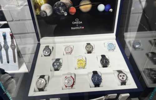 Omega X Swatch 联名腕表 欧米茄与斯沃琪的联名款“天花板版本”来啦 装配Etag10212机芯 正品机芯 ▲看完不上当 正面区别 第1点区别最直观