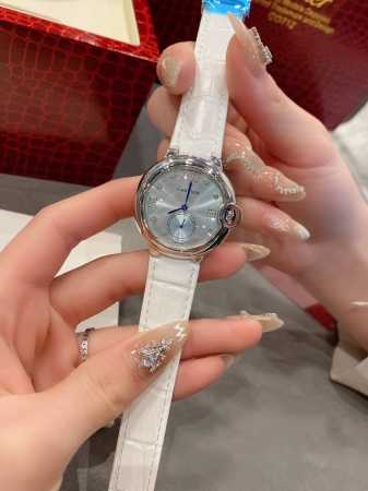 春夏冰蓝新色白 .金 钻+30卡地亚 完美的治愈色 很气质的颜色，荔枝纹皮饱和度恰到好处，细腻的羊皮戴上手超级柔软舒适自然的奶油感，简直不要太小清新，关键是超显 - 点击图像关闭