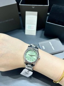 薄荷之夏 清新邂逅 DDD Ar11656 DDD 阿玛尼32Mm石英女表 以浅绿诗意唤醒春日浪漫 DDD 薄荷绿表盘点缀钢色字钉，如晨光穿透森林的温柔光斑 D