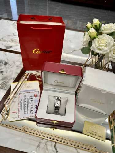 配图片同款包装 卡地亚坦克钢带手表回货 等了2个月才出货 在超长的品牌历史上制作出众多经典 比如腕表中的桑托斯Santos 坦克Tank这样的传奇系列 近几年卡