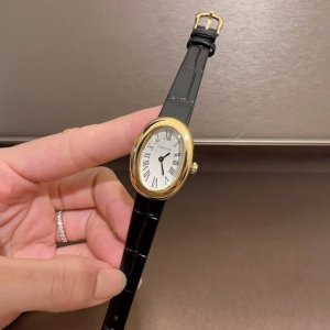 白 金440Cartier 卡地亚 Baignoire浴缸系列腕表，女神值得推荐的一款腕表！ 1典雅欧风浴缸形状，完美演绎卡地亚的经典美学，涌现腕表设计的焕新力