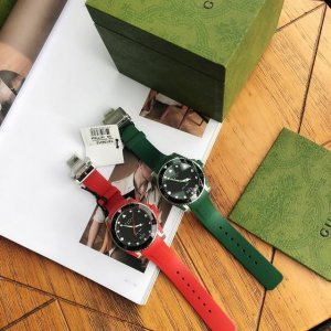 原盒:30 古驰 原装瑞士机芯，底盖编码和吊牌编码一致！原单gucci新款中性潜水表，40 Mm表径，以品牌标志性蛇形图案和夜光显示为表盘。应用不锈钢材质，经缎