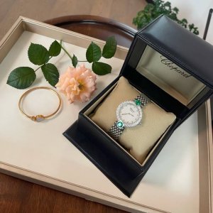 萧邦 珠宝系列 表盘32Mm 蓝宝石玻璃 瑞士机蕊 L'heure Du Diamant 永恒之钻 ，最鲜明的特色就在于表圈是一整串的钻构成，缕空的设计，让每颗