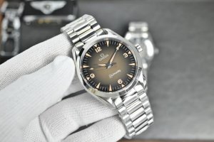 大三针，皮带 -钢带 两针半，皮带 -钢带2210 2025 新款欧米茄 Railmaster 铁霸腕表采用了与海马系列 Aqua Terra 相同的 38 毫