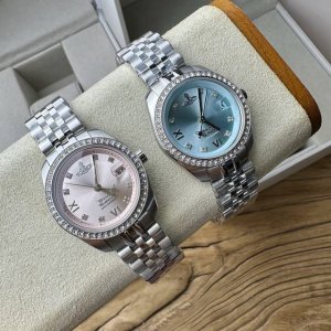 440Vivienne Westwood微微安西太后女款石英表，317系列全新搭配非常靓眼的一款手表，表圈镶嵌满钻，表径28Mm，50米生活防水，一手现货全套特