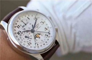 H8销量神器， 浪琴名匠8针月相40Mm 功能和一样，316精钢表壳表链，月相盘跟跟原装一摸一样，7751自动机械计时机芯，蓝宝石镜面，折叠扣