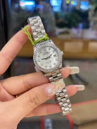 新款推荐钻圈 劳力士 28Mm精致小表螺旋后盖 珍珠贝母 女款钻圈钻面 爆款推荐 设计显出独特高贵优雅女神气质！316精钢搭配原装拉扣，不显浮华的风格广受女神喜 - 点击图像关闭