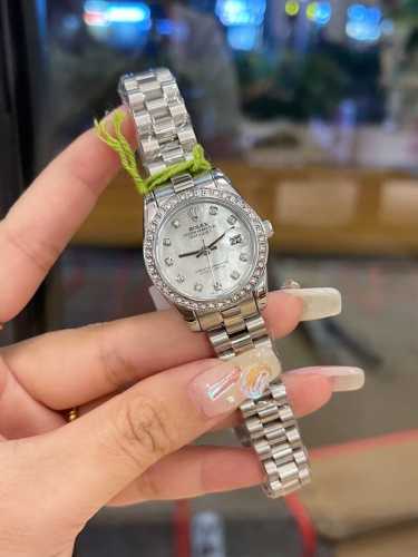 新款推荐钻圈 劳力士 28Mm精致小表螺旋后盖 珍珠贝母 女款钻圈钻面 爆款推荐 设计显出独特高贵优雅女神气质！316精钢搭配原装拉扣，不显浮华的风格广受女神喜