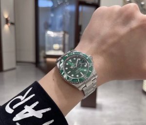 年12月卡全套全长 劳力士潜航者116610Lv-0002二代绿水鬼 表径40Mm 自动机械 陶瓷表圈 二代绿色盘面 颜值担当 “当红辣子鸡” 价94770元