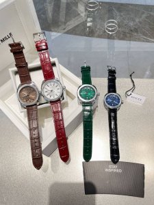 钢带+20 古驰Gucci Dive系列经典款专柜同步上新彩色面非常时髦百搭的款式哦精钢材质表头很有分量男女均可佩戴直径：40Mm