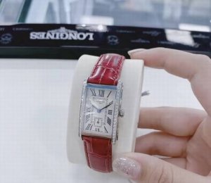 Longines Dolcevita 浪琴 黛卓维纳系列，长方形形状，精钢材质，搭配抗磨损合成蓝宝石，尺寸大约：23Mmx37Mm，生活防水30米，表壳镶上了4