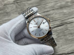 金+20 Longines 开创者系列经典腕表,完美定义优雅。优雅态度、真我个性。这是浪琴表的口号,亦是浪琴表的核心价值,该系列的腕表款式是经典设计和流利线条的 金+20 Longines 开创者系列经典腕表,完美定义优雅。优雅态度、真我个性。这是浪琴表的口号,亦是浪琴表的核心价值,该系列的腕表款式是经典设计和流利线条的