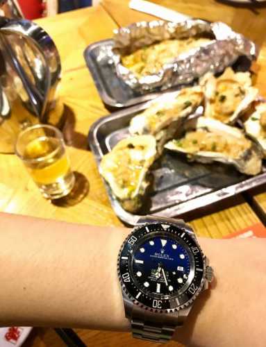 Rolex 渐变鬼王。当下劳力士所有腕表中尺寸最大最厚实的一款腕表。我时常认为在某种程度上可以当作手持武器一般的存在。 渐变鬼王确确实实是一支让我很喜欢的劳力士