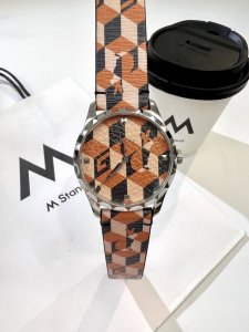 gucci G- Timeless 系列W碗表，品牌推出色彩靓丽的全新设计腕表，表盘直径为38 Mm，精钢表壳，玻璃上饰有Gucci兔子印花，皮 革饰有Gucc