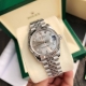 劳力士Rolex女款蚝式日志型腕表！表壳直31毫米。采用904L不锈钢来锻造，具备高抗腐蚀性。搭配劳力士定制版2236蓝游丝全自动机械机芯性能极为稳定，抗震力强