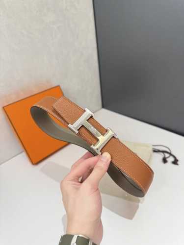 特 爱马仕 HermèS 男款腰带以其精湛的工艺、高品质的材料和经典的设计而备受推崇，是男士时尚配饰中的顶级选择。最具标志性的设计是带有“H”标志的扣头，简约大