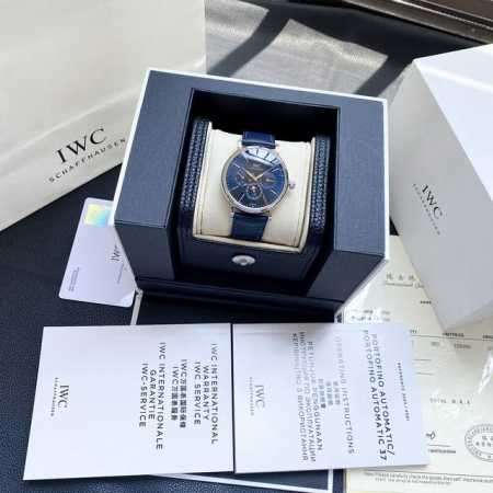 白壳 ，玫瑰金 。 颜值巅峰 倾情演绎 Iwc旗下最耀眼的明星，万年一瞬，品鉴Iwc万国柏涛菲诺万年历腕表！ 1 机芯 采用3836-2型自制机芯，其机芯运转稳 - 点击图像关闭